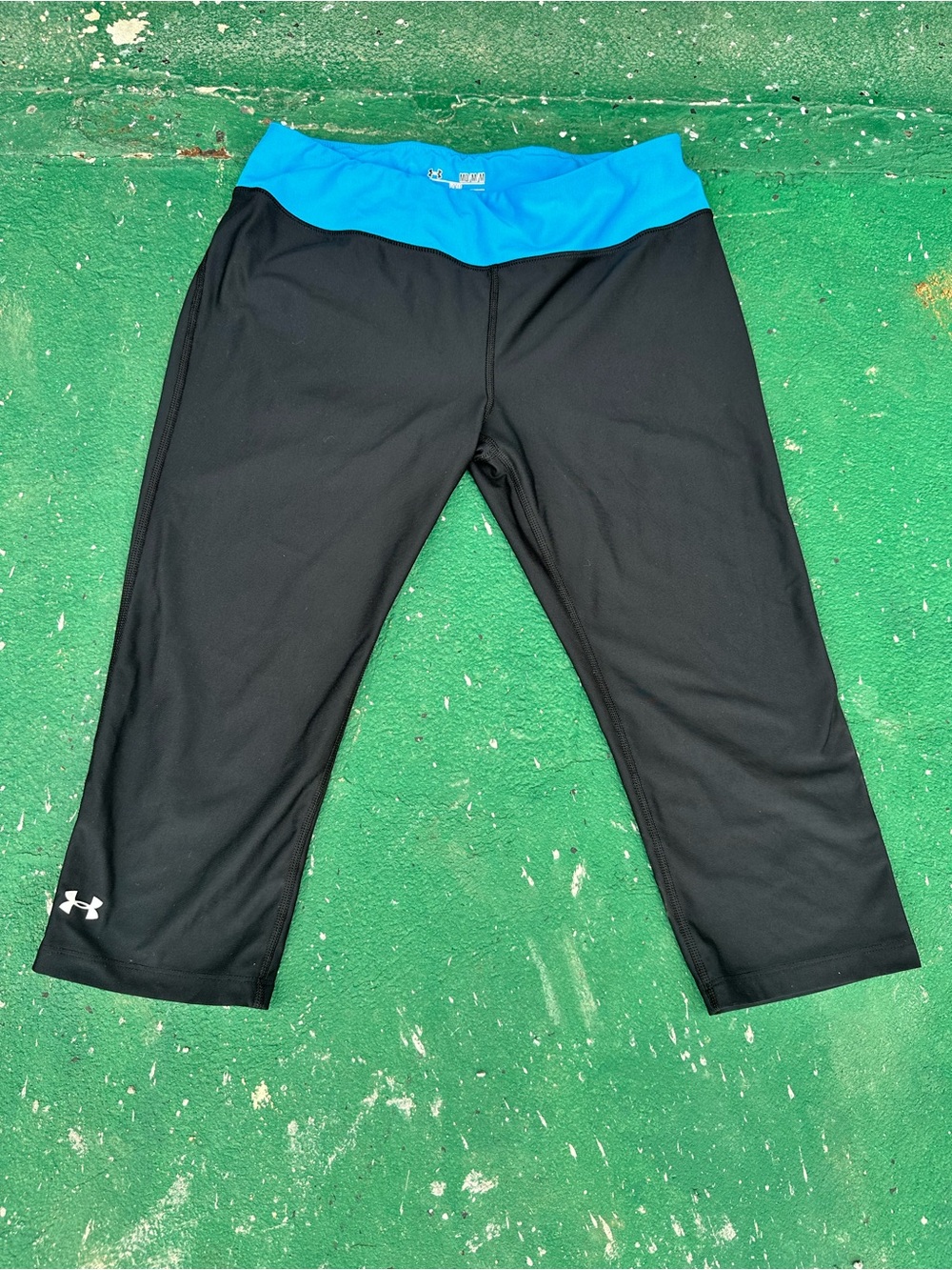 Women’s Under Armour Black Capri Leggings with Bright Blue Waistband Fitted med